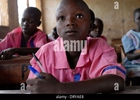 Uganda Karamoja Kotido, Karimojong Kinder mit rosa Schuluniform in der Grundschule, Karimojong ist ein NILOTISCHE pastorale Stamm Stockfoto