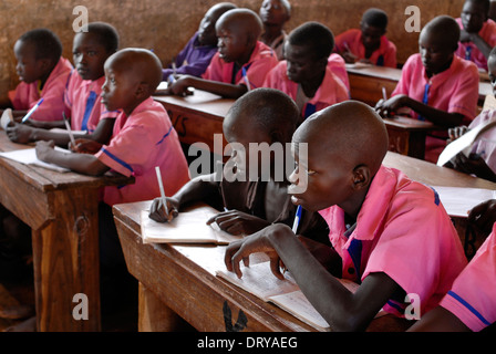 Uganda Karamoja Kotido, Karimojong Kinder mit rosa Schuluniform in der Grundschule, Karimojong ist ein NILOTISCHE pastorale Stamm Stockfoto