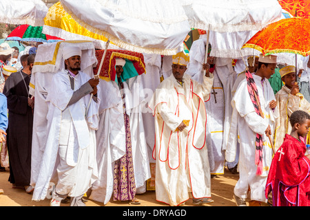 Eine Prozession der Diakone und Priester Anfänger während des Festivals von Timkat (Epiphanie) Jinka, Omo-Tal, Äthiopien Stockfoto