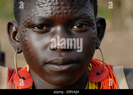 Uganda Karamoja Kotido, Karimojong Menschen, pastorale Stamm, Frau mit Gesicht scarification Stockfoto