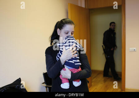 Madrid, Spanien. 4. Februar 2014. 29-jährige Virginia Gonzalez Garay küssen ihr Baby als Offizier Uhren ihr während einer Schließung ihrer Vertreibung in Madrid, Spanien, 4. Februar 2014 beenden. Virginia Gonzalez Garay, lebt 29 Jahre alt, aus Spanien, arbeitslos, in einer Wohnung, die ursprünglich gehört zu den '' Plan von Wohnungen für junge Menschen aus der Gemeinschaft von Madrid'', der die PYRCI eine Immobiliengesellschaft im Mai 2012 verkauft wurde. Garay Gonzalez lebt mit ihrem Partner und ihrem 1 Monat-altes Baby Aitor. Ihr Partner hat nicht funktioniert, für fünf Jahre und Virginia verlor ihren Job wegen der Finanzkrise ich Stockfoto