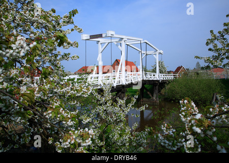 Altes Land, Steinkirchen, Hogendiek-Brücke über Fluss Luehe, Niedersachsen, Deutschland Stockfoto