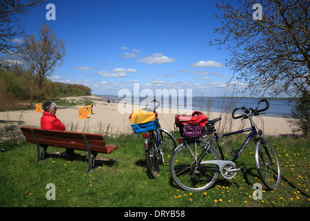 Elbe-Fluss-Radweg, Zyklus Stop auf Krautsand Insel Strand, Niedersachsen, Deutschland, Europa Stockfoto
