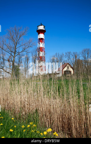 Fluss Elbe Radweg, Leuchtturm auf der Insel Krautsand, Niedersachsen, Deutschland, Europa Stockfoto