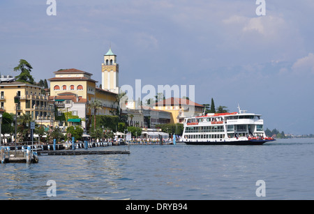 Die Autofähre Brennero, einer der größten Fähren in der Flotte, ruft in Gardone Riviera am Gardasee. Stockfoto