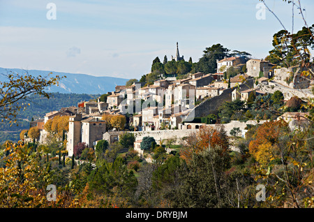 Dorf Bonnieux in Herbstsaison, typisch Provence Ländliches Motiv aus Süd-Frankreich, Luberon region Stockfoto