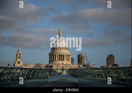 Blick über die Millennium Bridge in der St. Pauls Kathedrale mit einem einzigen Weibchen suchen flussabwärts. Stockfoto