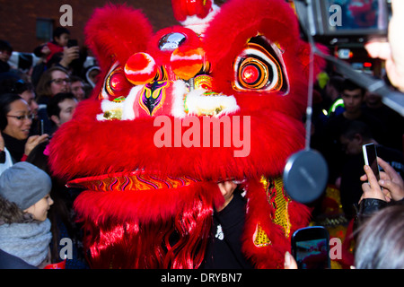 LONDON, UK 2. Februar 2014: ein tanzender chinesischer Drache am chinesischen Neujahrstag mit Menschen rund um die Fotos davon Stockfoto