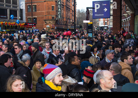 LONDON, UK, 2. FEBRUAR 2014. Große Mengen von Menschen, die für das chinesische Neujahrsfest in China Town London aufdrehen Stockfoto