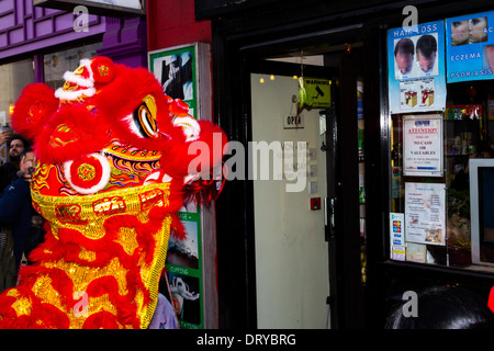 LONDON, UK, 2. FEBRUAR 2014. Ein Drache Essen einen Hunge Kohl auf einer Ladentür als Bestandteil des chinesischen Neujahrsfestes Stockfoto