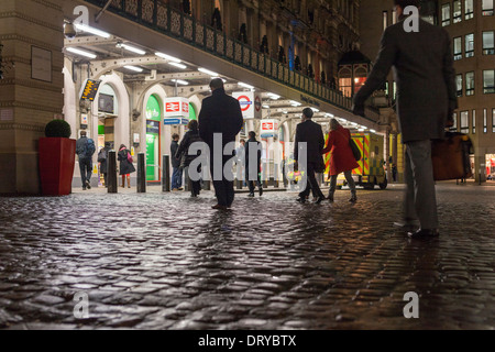 Pendler am Nacht, Verkohlung Cross Station, London, England Stockfoto