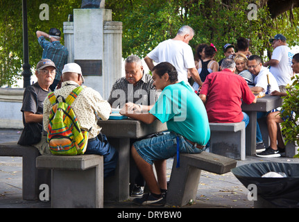 Menschen spielen Domino in einem öffentlichen Park in Old San Juan, Puerto Rico Stockfoto