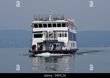 Die Autofähre Brescia, gebräuchlich, hier nur für Passagiere, nähert sich Gardone Riviera am Gardasee. Stockfoto