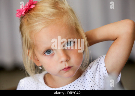 Kinderportrait eines kleinen blonden 5-jährigen Mädchens Stockfoto