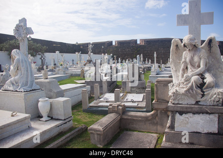 Friedhof (Cementerio Santa Maria Magdalena de Pazzis), eingebettet zwischen der alten Stadtmauer und den Ozean, in Old San Juan, Puerto Stockfoto