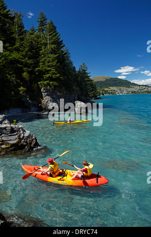 Kajaks, Sunshine Bay Lake Wakatipu, Queenstown, Otago, Südinsel, Neuseeland Stockfoto