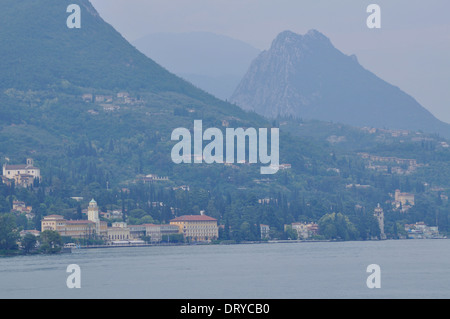 Ein Blick auf Gardone Riviera vom Deck eines der Fähren am Gardasee. Stockfoto