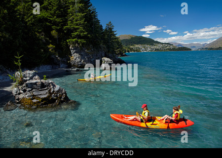 Kajaks, Sunshine Bay Lake Wakatipu, Queenstown, Otago, Südinsel, Neuseeland Stockfoto