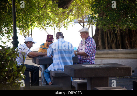 Männer spielen Domino in einem schattigen öffentlichen Park in Old San Juan, Puerto Rico Stockfoto