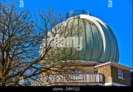 Greenwich ist bemerkenswert für seine maritime Geschichte und seinen Namen auf dem Nullmeridian (0° Längengrad) Stockfoto