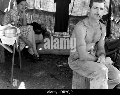 Bauholz Arbeitslosen geht mit seiner Frau auf eine Bohne-Ernte, beachten Sie die Sozialversicherungsnummer tätowiert auf seinem Arm, Oregon, USA Stockfoto