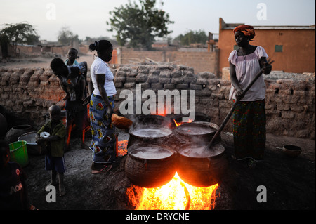 BURKINA FASO Kaya, Diözese Bank bietet Mikro-Darlehen für die Schaffung von Einkommen, erhalten Frauen im Dorf Pissala Mikro-Darlehen für Hirse Bier (Dolo) Brauen und verkaufen Stockfoto