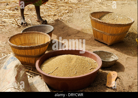 BURKINA FASO Kaya, Dorf Korsimoro, Frauen-Pfund-Hirse, der Sahel-Zone ist regelmäßig durch Dürren und Hunger betroffen. Stockfoto