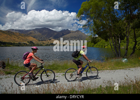 Mountainbiker auf See Hayes Schaltung, Lake Hayes, in der Nähe von Queenstown, Otago, Südinsel, Neuseeland Stockfoto