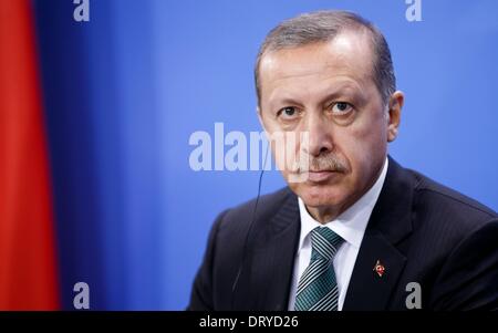 Berlin, Deutschland. 04. Februar, 2014. Bundeskanzlerin Angela Merkel begrüßt der türkische Ministerpräsident Recep Tayyip Erdogan um Meinungsaustausch im Bundeskanzleramt. Das gemeinsame Gespräch konzentriert sich die bilateralen Beziehungen und aktuelle internationale Fragen, wie Syrien. Nach dem Treffen geben sie eine gemeinsame Pressekonferenz in der Kanzlei in Berlin. 4. Februar 2014. / Bild: türkische Ministerpräsident Recep Erdogan. Reynaldo Paganelli/NurPhoto/ZUMAPRESS.com/Alamy © Live-Nachrichten Stockfoto