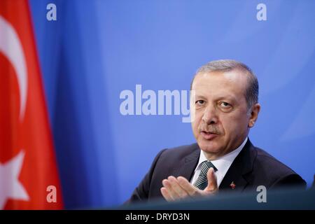 Berlin, Deutschland. 04. Februar, 2014. Bundeskanzlerin Angela Merkel begrüßt der türkische Ministerpräsident Recep Tayyip Erdogan um Meinungsaustausch im Bundeskanzleramt. Das gemeinsame Gespräch konzentriert sich die bilateralen Beziehungen und aktuelle internationale Fragen, wie Syrien. Nach dem Treffen geben sie eine gemeinsame Pressekonferenz in der Kanzlei in Berlin. 4. Februar 2014. / Bild: türkische Ministerpräsident Recep Erdogan. Reynaldo Paganelli/NurPhoto/ZUMAPRESS.com/Alamy © Live-Nachrichten Stockfoto