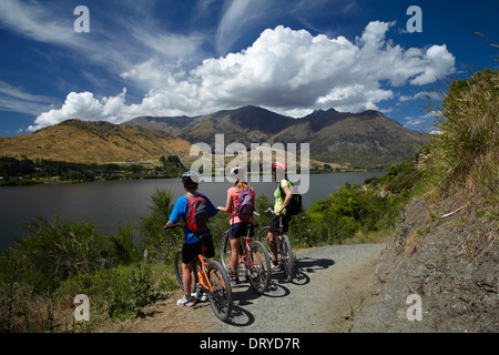 Mountainbiker auf See Hayes Schaltung, Lake Hayes, in der Nähe von Queenstown, Otago, Südinsel, Neuseeland Stockfoto