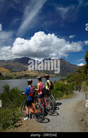 Mountainbiker auf See Hayes Schaltung, Lake Hayes, in der Nähe von Queenstown, Otago, Südinsel, Neuseeland Stockfoto