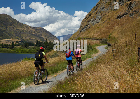 Mountainbiker auf See Hayes Schaltung, Lake Hayes, in der Nähe von Queenstown, Otago, Südinsel, Neuseeland Stockfoto