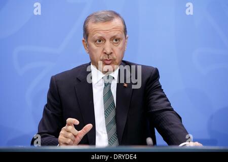 Berlin, Deutschland. 04. Februar, 2014. Bundeskanzlerin Angela Merkel begrüßt der türkische Ministerpräsident Recep Tayyip Erdogan um Meinungsaustausch im Bundeskanzleramt. Das gemeinsame Gespräch konzentriert sich die bilateralen Beziehungen und aktuelle internationale Fragen, wie Syrien. Nach dem Treffen geben sie eine gemeinsame Pressekonferenz in der Kanzlei in Berlin. 4. Februar 2014. / Bild: türkische Ministerpräsident Recep Erdogan. Reynaldo Paganelli/NurPhoto/ZUMAPRESS.com/Alamy © Live-Nachrichten Stockfoto