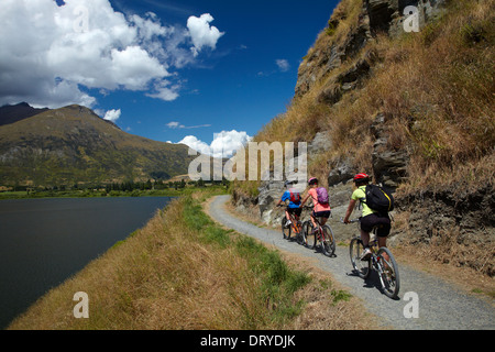 Mountainbiker auf See Hayes Schaltung, Lake Hayes, in der Nähe von Queenstown, Otago, Südinsel, Neuseeland Stockfoto