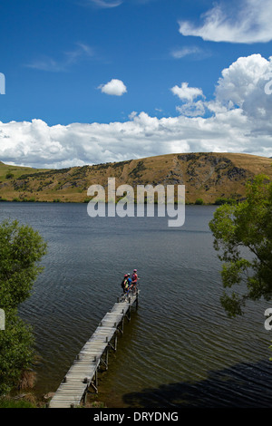 Mountainbiker auf See Hayes Schaltung, Lake Hayes, in der Nähe von Queenstown, Otago, Südinsel, Neuseeland Stockfoto