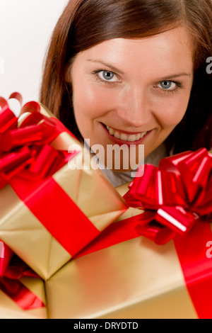 Glückliche Frau hält Weihnachten präsentiert Stockfoto