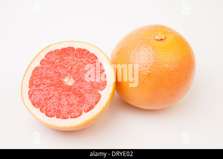 In Scheiben geschnitten Ruby red Grapefruit auf weißem Hintergrund Stockfoto