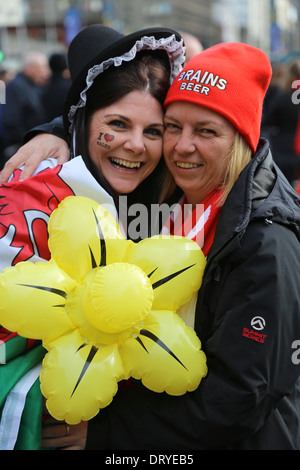 Welsh Rugby Fans tragen Kostüm außerhalb Cardiff Millennium Stadium vor Wales V. Italien 6 Nations Rugby Union Spiel 2014 Stockfoto