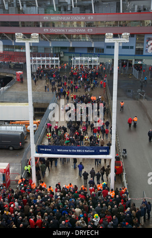 Welsh und italienische Rugby-Fan Gießen in Cardiff Millennium Stadium vor Wales V. Italien, das Eröffnungsspiel der 6 Nati Stockfoto