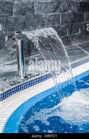 Fließendes Wasser im Wellness- und Spa-Schwimmbad. Stockfoto