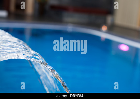 Fließendes Wasser im Wellness- und Spa-Schwimmbad. Stockfoto