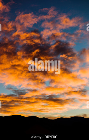 Dramatische rosa und orange Wolken bei Sonnenuntergang, Salida, Colorado, USA Stockfoto