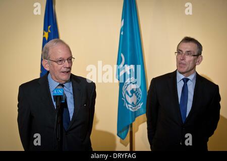 New York. 4. Februar 2014. UNICEF Executive Direktor Anthony Lake (L) spricht bei einer gemeinsamen Pressekonferenz mit EU-Kommissar für Entwicklung Andris Piebalgs an das UN-Hauptquartier in New York, am 4. Februar 2014. Die Europäische Union hier Dienstag angekündigt, dass es 320 Millionen Euro Guthaben zugeteilt hat: 431 Millionen US-Dollar) über UNICEF zur Verbesserung der Gesundheit und Ernährung von Kindern und Frauen in 15 Entwicklungsländern und Geschwindigkeit Fortschritte bei der Verwirklichung der Millenniums-Entwicklungsziele zu helfen. (Niu Xiaolei/Xinhua/Alamy Live-Nachrichten Stockfoto