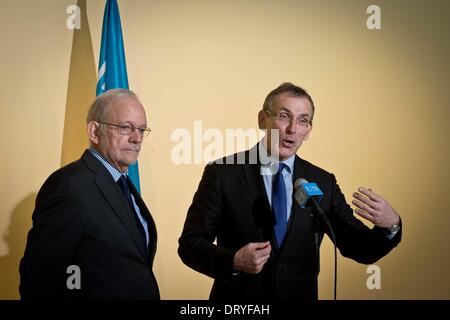 New York. 4. Februar 2014. EU-Kommissar für Development Andris Piebalgs (R) spricht während einer gemeinsamen Pressekonferenz mit UNICEF-Direktor Anthony Lake im UN-Hauptquartier in New York, am 4. Februar 2014. Die Europäische Union hier Dienstag angekündigt, dass es 320 Millionen Euro Guthaben zugeteilt hat: 431 Millionen US-Dollar) über UNICEF zur Verbesserung der Gesundheit und Ernährung von Kindern und Frauen in 15 Entwicklungsländern und Geschwindigkeit Fortschritte bei der Verwirklichung der Millenniums-Entwicklungsziele zu helfen. (Niu Xiaolei/Xinhua/Alamy Live-Nachrichten Stockfoto