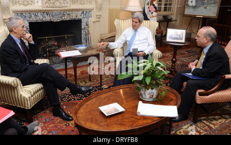 US-Außenminister John Kerry trifft sich mit spezieller Abgesandter für Climate Change Todd Stern, links, und Assistant Secretary Of State für Osten asiatischen und pazifischen Angelegenheiten Daniel Russel an das Department of State 4. Februar 2014 in Washington, DC. Stockfoto