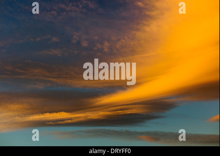 Dramatische rosa und orange Wolken bei Sonnenuntergang, Salida, Colorado, USA Stockfoto
