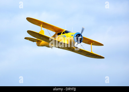 Beechcraft Model 17 Staggerwing Doppeldecker fliegen auf der UK Flying Legends Airshow im Jahr 2012 Stockfoto
