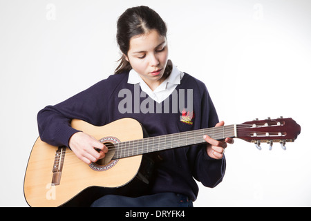 Teenager Schulmädchen spielt akustischen Gitarre Stockfoto