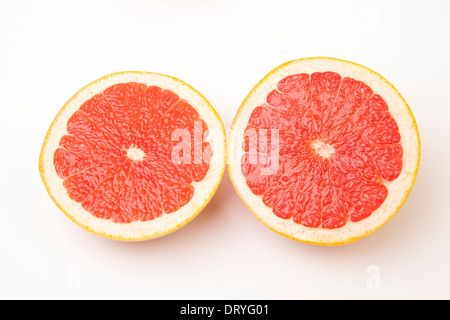 In Scheiben geschnitten Ruby red Grapefruit auf weißem Hintergrund Stockfoto